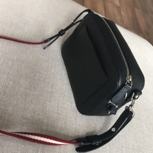  - Säljer min nästintill oanvänd axelremsväska från Bally. Ursprungspris 4600kr. Frakt ingår ej men kan beräknas in.  