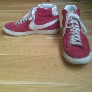  - Nikesneakers i röd mocka