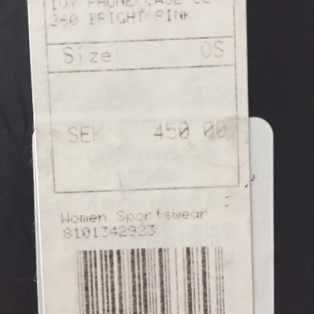 Rosa mobilfodral från Tommy Hilfiger i nyskick! Nypris 450kr Skickas i orginalförpackning Innermått ca 11,5x6 cm Passar iPhone 5. Övrigt.