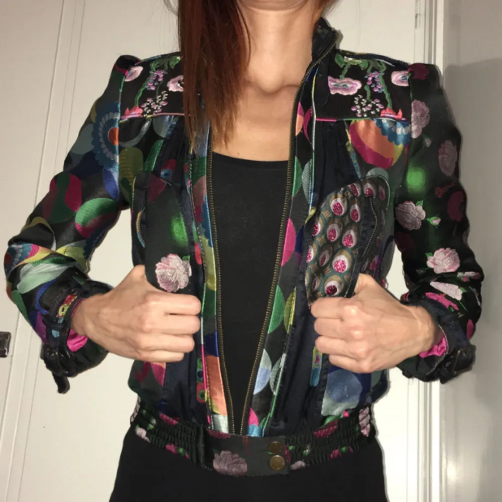 Använt Desigual jacka bra skick 36(34)!  The arm is not too long! Sales as i no longer wear that much color but I still love this jacket so the price can be discuss  . Jackor.