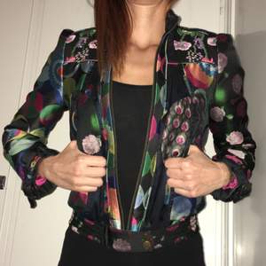 Använt Desigual jacka bra skick 36(34)!  The arm is not too long! Sales as i no longer wear that much color but I still love this jacket so the price can be discuss  