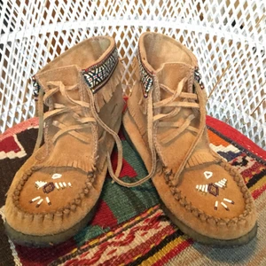  - Äkta Laurentien of Canada,  köpta i Kanada men som ej blivit använda så mycket. Storlek 6, jag har 38 i vanliga fall men tycker dom är något små. Så passar nog även en 37. Köparen betalar frakt eller upphämtning i GÖTEBORG. 