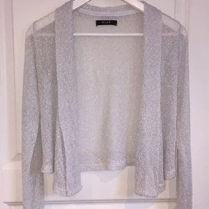  - från VILA, använd 2-3 gånger, superfin och bra skick, bara inte min stil så därför säljs den.