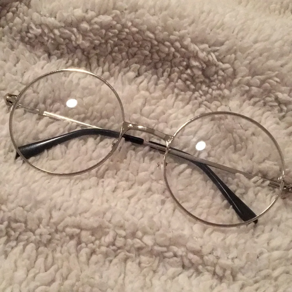 Glasögonen är ganska stora mig men skulle passa ngn runt 16-20 år. Själva glasen är transparenta. . Accessoarer.