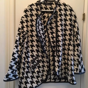  - Oanvänd jacka från Zara, strl M. Nyskick!  Hämtas på Kungsholmen i Sthlm eller skickas mot frakt