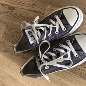  - Mörkblå låga converse. Helt oanvända 