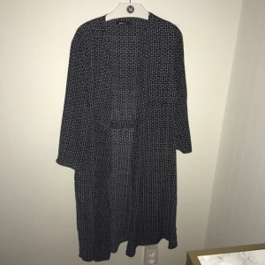  - Tunn polyester kaftan (trench coat liknande detaljer) ifrån Ginatricot. Har något kortare ärm. Jag betalar frakt och har swish