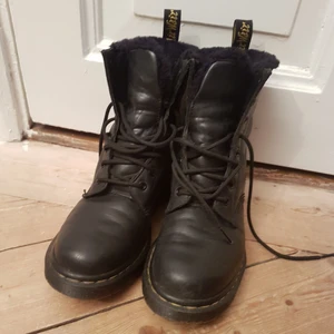  - Säljer mina fodrade docs pga att de är för små. Knappt använda. Nypris 1700- Priset går att diskuteras vid snabb affär. Köparen står för frakt✨