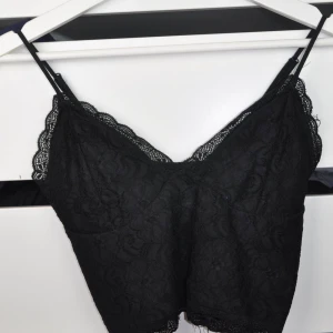  - Crop top i spets, mycket fint skick! Strl xs. 