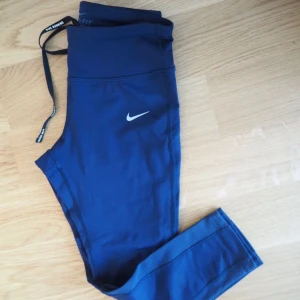  - Löpartights från Nike. Marinblåa med 3/4 längd.  Helt nya!