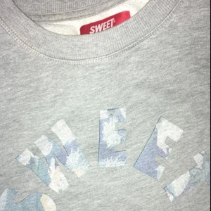  - Grå sweatshirt från Sweet sktbs. Jätte skön och väldigt bra skick. Frakt tillkommer ✨