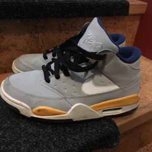  - Nike i bra begagnat skick. Lite märken. Pepsodent biter säker på dom :)