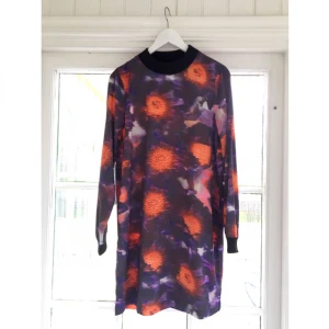  - Cool klänning som tyvärr bara hänger i garderoben! Lite oversized/slapp på mig som har stl S. Aldrig använd. Frakt tillkommer, betalning via swish :)