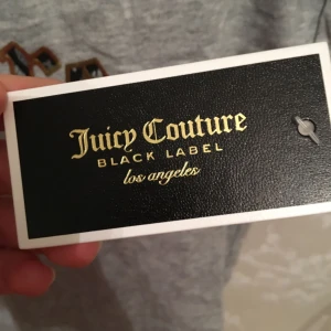  - En helt oanvänd t-shirt från juicy couture, prislappen finns fortfarande kvar! 
