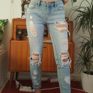  - Slitna boyfriendjeans från Urban Outfitters som är tajta i modellen. Köpta för 600 kr och i mycket gott skick då de endast är använda ett fåtal gånger. 