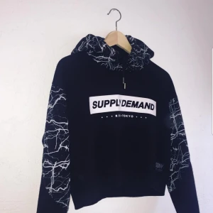  - Skitsnygg croppad hoodie från JD stores, jag har xs/s och den passar både XS, S och M beroende på hur man vill ha den. Säljs pågrund av att den tyvärr inte används längre