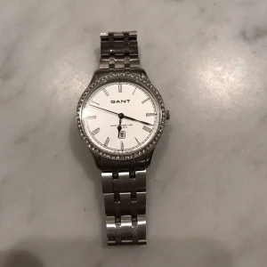  - Äkta Gant klocka med kristaller. Silver. Batteri måste bytas 