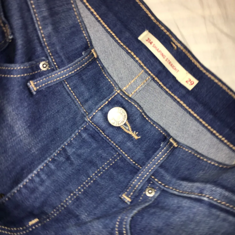 Blåa Levis jeans aldrig använda, frakt ingår, endast swish. . Jeans & Byxor.