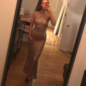 - Snygg Mermaid Sequins dress  Storlek XS . Använd 1 gång. Köparen står för frakten 