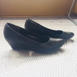  - Använda få gånger med försiktighet. Köpta i år. Perfekta till vardags eller uppklädnad. Fina detaljer på bakre delen och en stadig kilklack. Säljes pga  storlek annars mycket fina skor. Kontakta mig vid frågor. ☺️