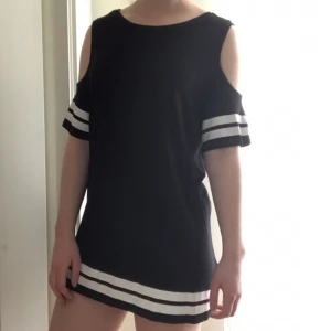  - Rätt tuff tröja med öppna axlar från hm, använd ett fåtal gånger. Najs till strumpbyxor/knästrumpor vem orkar ha byxor på sig am i right. Köparen står för frakt🎁