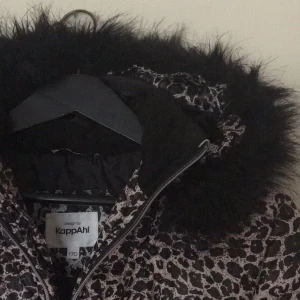  - Varm, fodrad, vinterjacka i strl 170 från Kappahls barnavdelning. Inköpt för två år sedan men aldrig kommit till användning tyvärr. Avtagbar luva med tät fakepäls som även den går att ta av. Passar en XS.