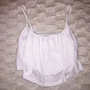  - Vit crop top nästan aldrig använd, storlek M. Köpare står för frakt! 