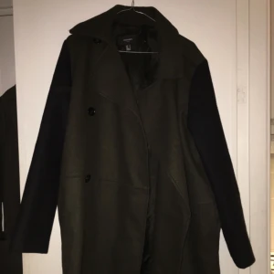  - Jättefin efterfrågad kappa från Mango. Ärmarna o svart och resten av kappan i mörk militärgrön färg. Fin knäppning och brett slag. På mig som är 168cm Lång går den lite nedanför knäna. Oversize i modellen men funkar på L-S