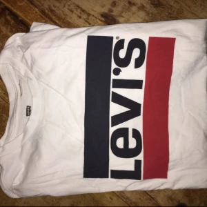  - Levi's tisha i klassisk modell med klassiskt tryck. Strl M, men lite oversize.