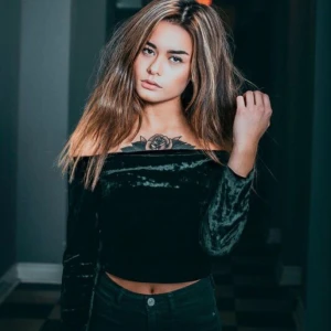  - Långärmad "off-shoulder" i sammet. Många har frågat om denna men jag har inte riktigt velat bli av med den förrän nu. Passformen är superfin och sitter på jättebra, dvs åker inte ner. (Frakt är inkluderat i priset) 