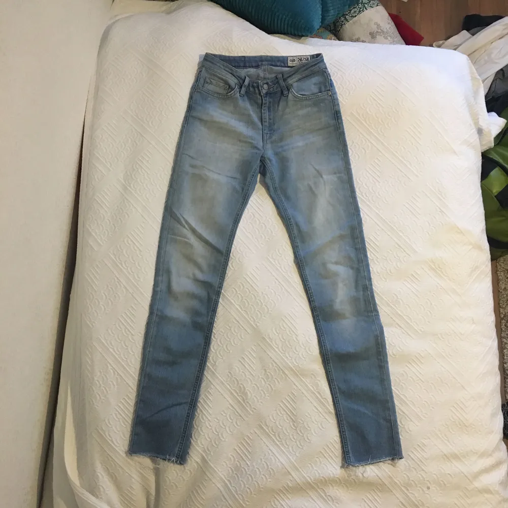JC:s Crocker modell Pow 2nd Skin, alltså tighta jeans! Har klippt av dom längst ner för de var så långa, men det är nog fortfarande 34 i längd. Har vuxit ur dom nu, superbra skick! 🤩. Jeans & Byxor.