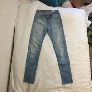  - JC:s Crocker modell Pow 2nd Skin, alltså tighta jeans! Har klippt av dom längst ner för de var så långa, men det är nog fortfarande 34 i längd. Har vuxit ur dom nu, superbra skick! 🤩