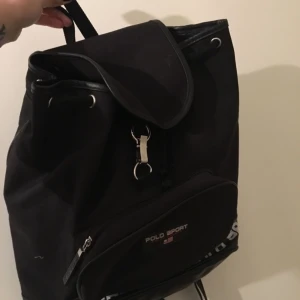  - Sjuuukt snygg och retro ryggsäck från Polo sport, köpt second hand men fortfarande i jättefint skick! Svår att få tag på😍😍✨✨  Frakten betalas av köparen för en billig peng😘😙❤️