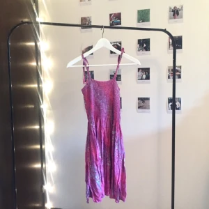  - Romantisk klänning i skönaste materialet. Stretch på överkroppen och flow på underkroppen. Banden går att stoppa undan. Mötas upp i Stockholm eller fraktas. 