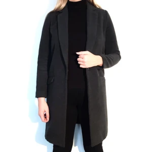  - Figursydd kappa i tunnare modell i storlek 36 från Gina Tricot säljes för 100kr, frakt tillkommer. Stängs med en tryck knapp under bröstet. Betalning sker via swish. 