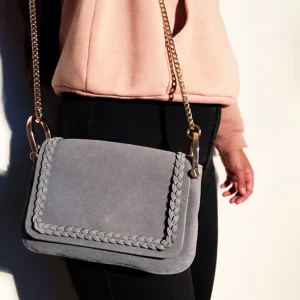  - Axelremsväska från H&M säljes för 100kr, frakt tillkommer. Den går även att ha den som crossbody bag. Väskan är aldrig använd. Betalning sker via swish. 