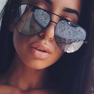  - Ett par sprillans nya brillor från australienska Quay, designat av Desi Perkins. Första samarbetet och har setts på flertalet kändisar, bl.a Kylie Jenner. Med solglasögonen kommer det även fodralet. Köpte de för 800kr. (Modellen High Key Black)