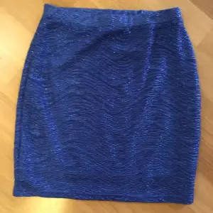 Glitterblå kjol, i storlek XS, dock stretching så passar en s också. 