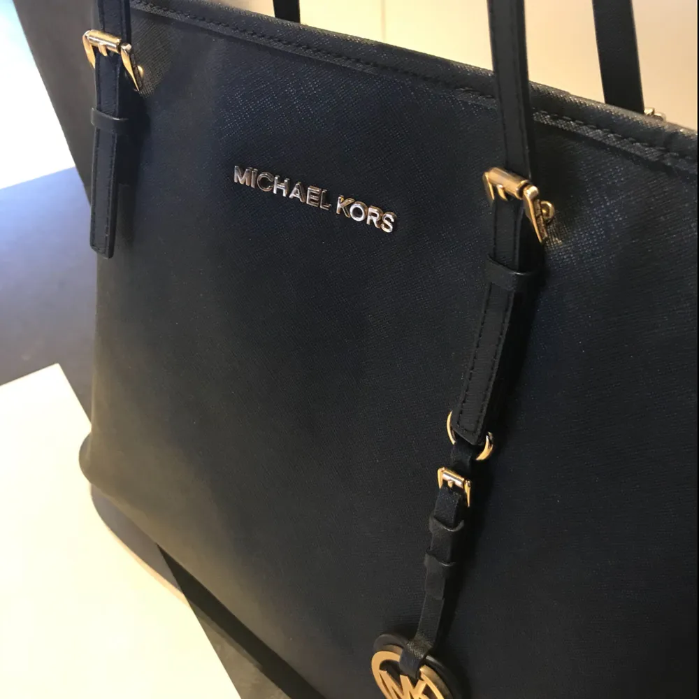 Michael kors väska i fint skick. Svart och klassisk i alldeles lagom storlek. För mig har den funkat bra till till såväl vardags som till fest och som weekendväska, rymlig och bra helt enkelt. Nypris: 3100 idag: 1200 . Väskor.