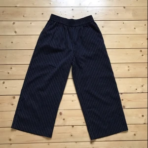  - Byxor med elastisk midja från Urban Outfitters.