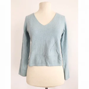  - Babyblå angoratröja.

Märke: H&M
Storlek: M
Skick: Mycket gott. Använd 2-3 gånger.

Pris: 75 kronor

Frakt: Betalas av köparen.