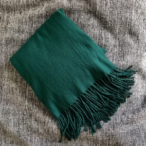  - Stor, fin halsduk från Contemporary Reflections. Något nopprig! Se bilder.

Köparen står för ev. fraktkostnad!