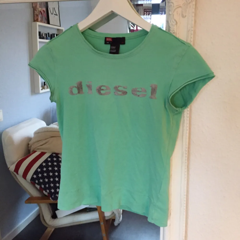 Simpel grön t-shirt från Diesel, mycket fint skick då den endast är använd två gånger. Vid frakt tillkommer 20 kr. T-shirts.