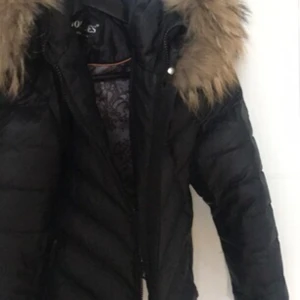  - Hollies jacka.  1 år gammal Har ett litet jack som ska sys vid armen