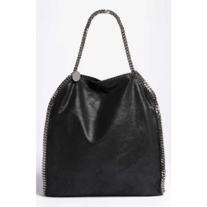  - Snygg Stella Mccartney väska, rymlig och otroligt praktisk. Kedjorna har ändrat färg lite precis vid handtagen men det syns inte när man håller där eller har den över axeln. Nypris 8995kr. Väskan är väldigt fin på insidan och det medföljer en liten väska inuti samt en dust bag.