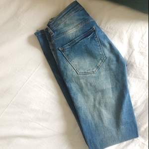 Oanvända jeans från Ginatricot, säljes pga fel storlek