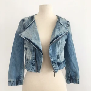  - Kort jeansjacka med fina slag.

Märke: TRF
Storlek: L, men passar mer en S/M.
Skick: Ny. Aldrig använd.

Pris: 150 kronor

Frakt: Betalas av köparen.