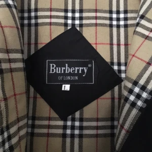  - Superfin svart Burberry kappa i large. Saknar dock en knapp men det är ju enkelt att fixa! Annars är den i bra skick. Möts upp i Stockholm Köparen står för frakt  Vet dock inte om den är äkta.