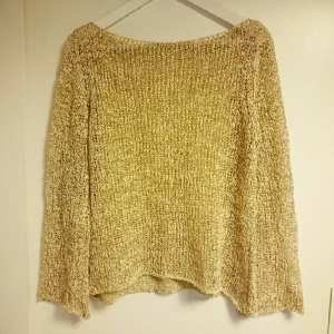 - En jättefin sommar tröja. skönt material i gul färg