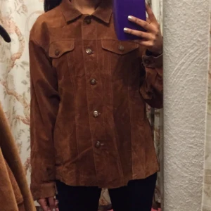  - Superfin mockaskjortjacka!! Köpt på Emmaus och ser typ oanvänd ut Passar nog S-L beroende på passform